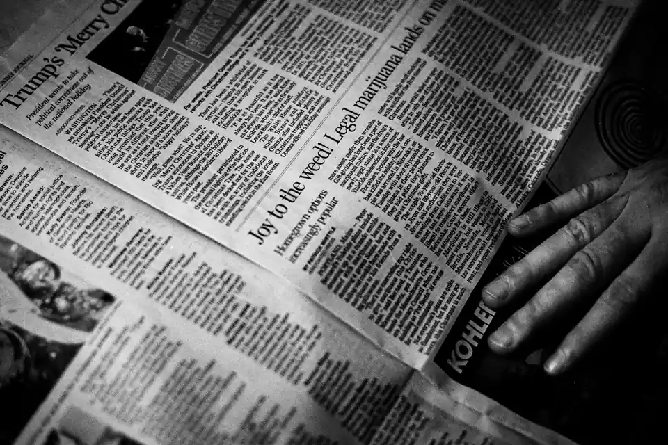 Una mano sfoglia le pagine di un quotidiano