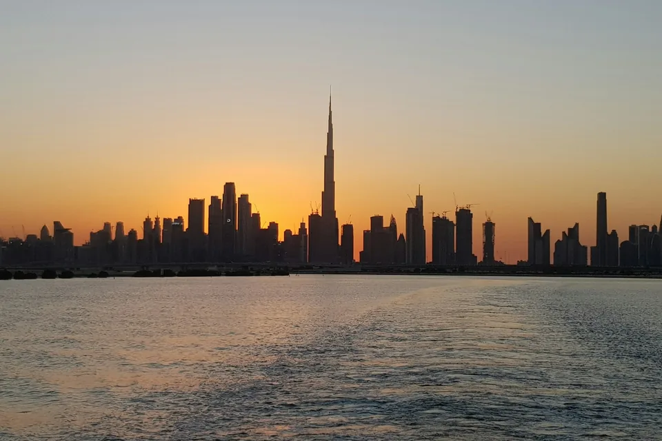 Lo skyline di Dubai con il Burj Khalifa al tramonto