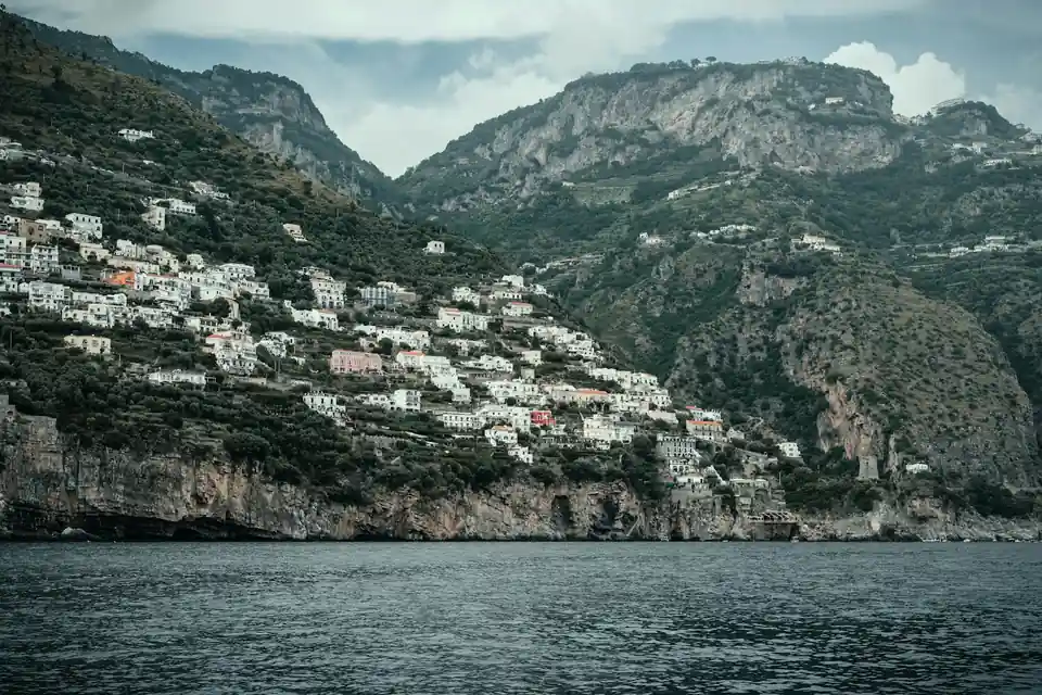 Un borgo della costiera affacciato sul mare